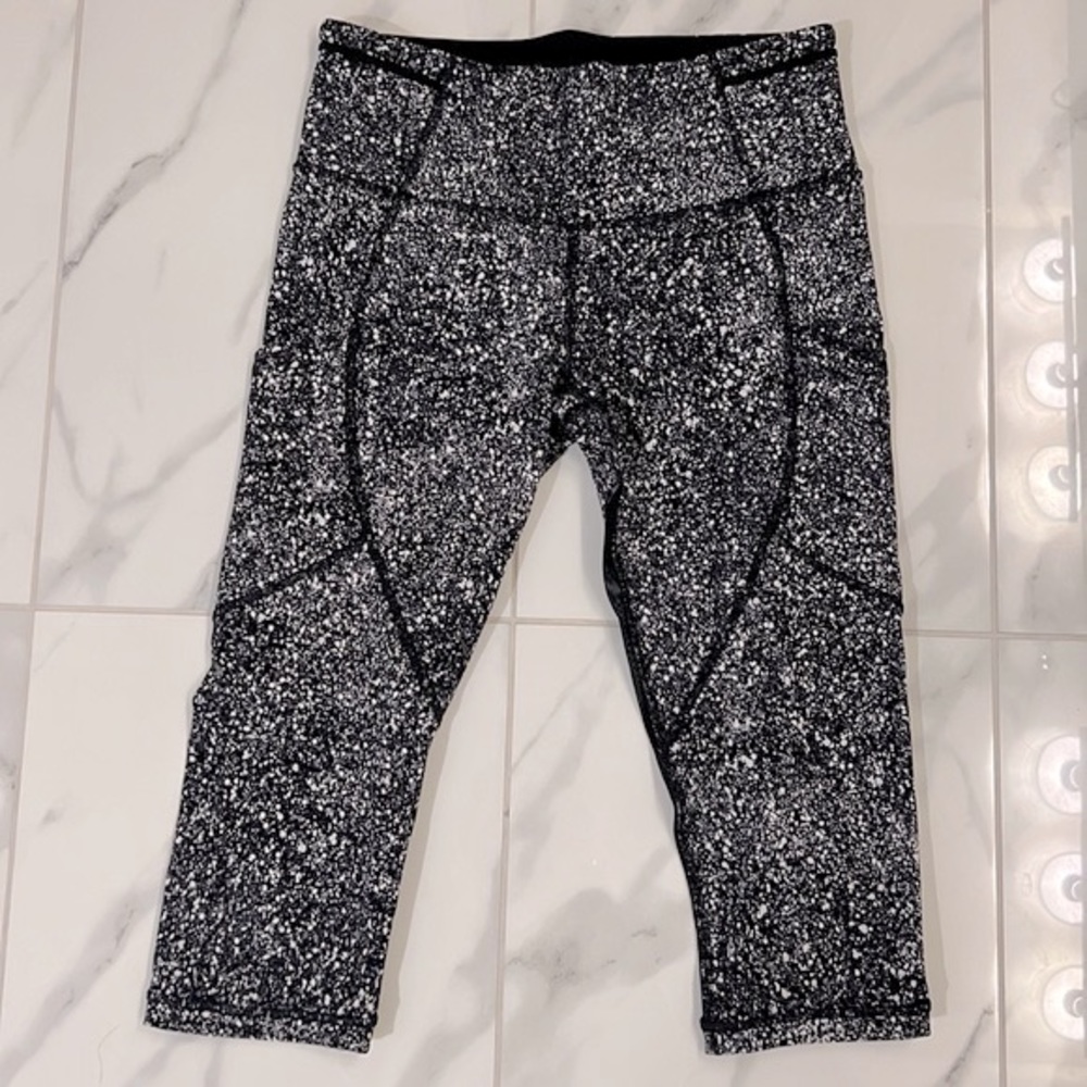 Lululemon Athletica Outrun 17" Crop Splatter White Black / Black Women’s Size 6 - Picture 2 of 15